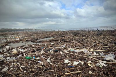 Fotos muestran toneladas de basura en desembocadura del río Maipo arrastradas desde Santiago por lluvias